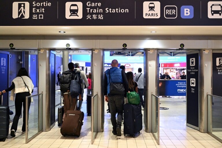 Des passagers à l'aéroport de Roissy-Charles de Gaulle le 18 octobre 2024 © BERTRAND GUAY