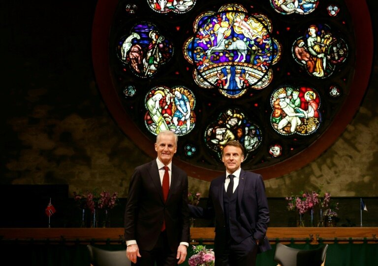 Le président français Emmanuel Macron (g) et le Premier ministre norvégien Jonas Gahr Støre lors d'une rencontre à la forteresse d'Akershus, à Oslo, le 23 juin 2025 en Norvège © Odd ANDERSEN