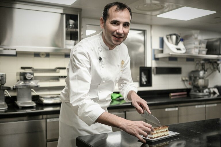Le chef pâtissier du Ritz François Perret le 15 novembre 2019 dans la cuisine de l'hôtel parisien © PHILIPPE LOPEZ