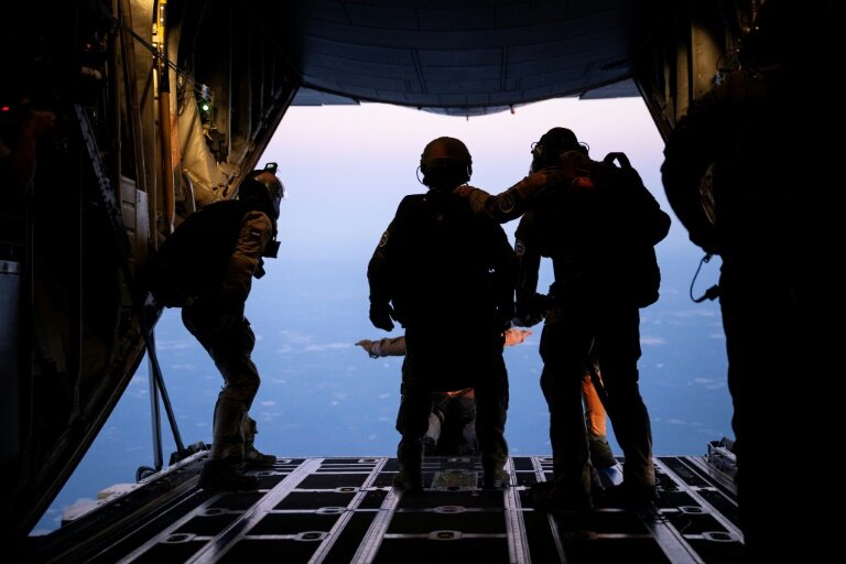 Des membres du GIGN à l'entraînement au saut de grande hauteur près d'Orléans, le 23 juin 2025 © JULIEN DE ROSA