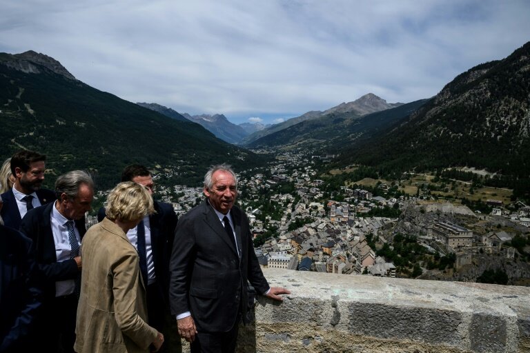 Le Premier ministre François Bayrou en visite au Fort des Trois Têtes, à Briançon, le 27 juin 2025 dans les Hautes-Alpes © JEFF PACHOUD