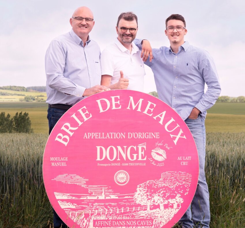 © Laurence Deleau - Jean-Michel, Luc et Antoine Dongé, au pied des champs, à Triconville.