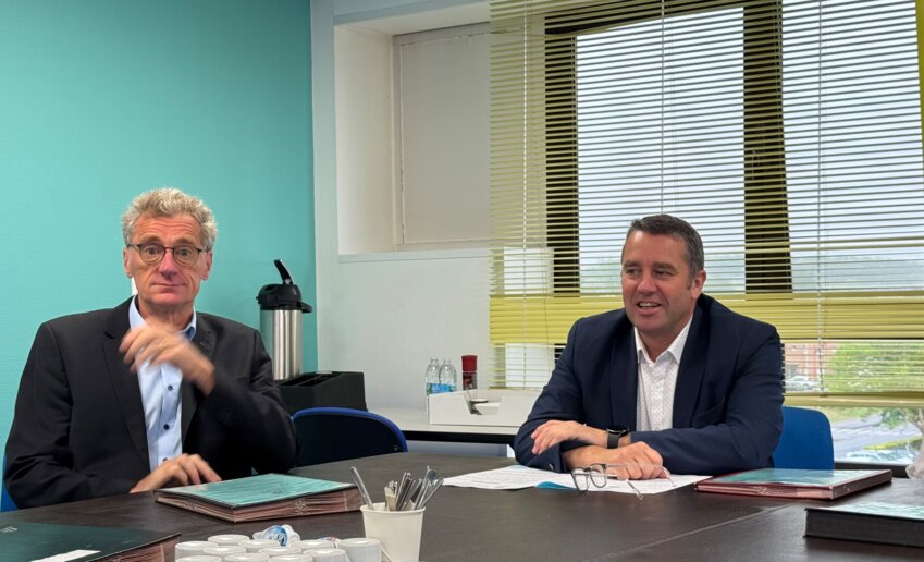 Laurent Denis, Président de la Capso (à droite) signe plus de 300 000 euros d'aide dont un tiers pour la Brasserie de Saint-Omer dirigée par André Pecqueur (à gauche). © Aletheia Press / Daniel Boulogne