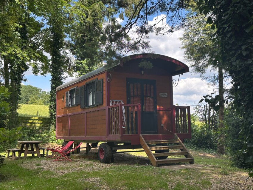 Les roulottes bohèmes et les cabanes de trappeur, plongent les visiteurs dans une ambiance western unique à Cessières-Suzy. © Les étangs du moulin 