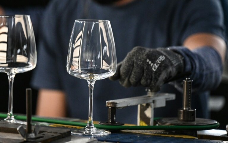 Des verres à pied sur une chaîne de fabrication du verrier Arc, le 13 septembre 2022 à Arcques, dans le Pas-de-Calais © DENIS CHARLET