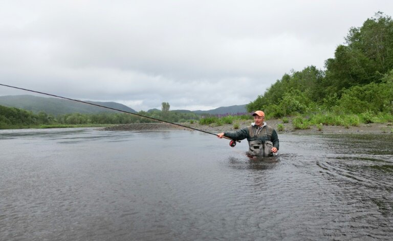 Le pêcheur Christer Kristoffersen lance sa ligne dans la rivière à Hegra, en Norvège, le 19 juin 2025 © Jonathan KLEIN
