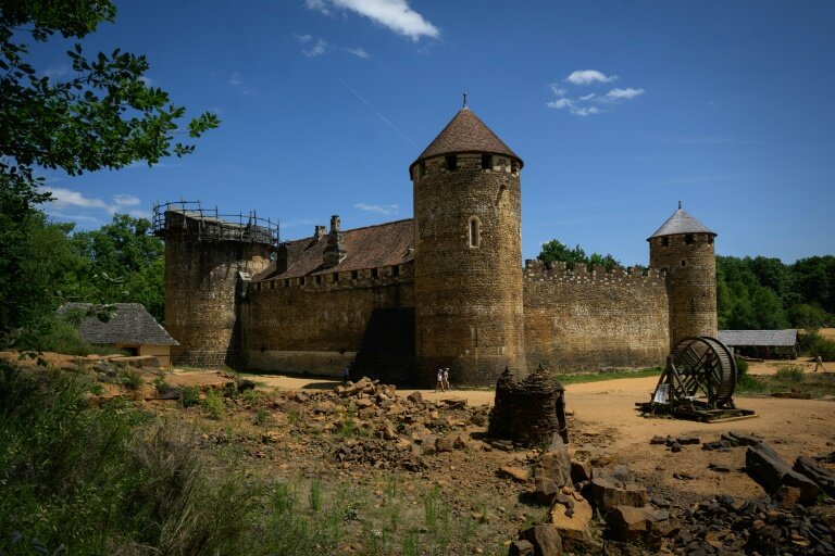 Le chantier de construction du château de Guédelon, un château médiéval construit uniquement selon les méthodes du XIIIe siècle, à Treigny, le 23 juin 2025 dans l'Yonne © ARNAUD FINISTRE