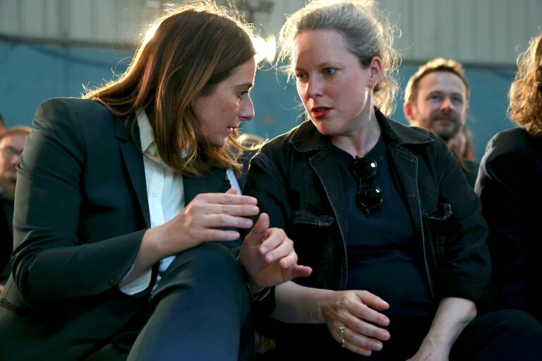 La dirigeante écologiste Marine Tondelier (g) et l'économiste Lucie Castets, au congrès des Ecologistes, à Pantin, le 26 avril 2025 © Alain JOCARD