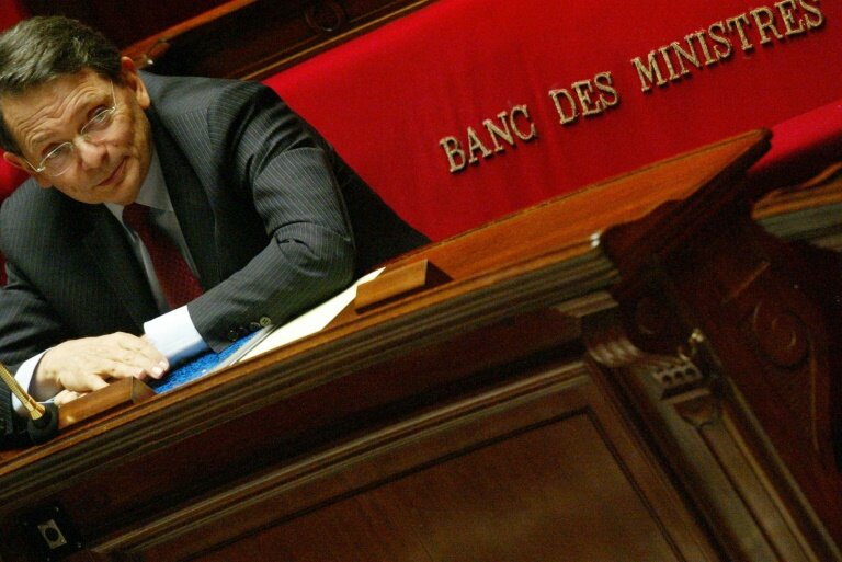 Jean-François Mattei, alors ministre de la Santé, le 19 octobre 2003, au banc des ministres à l'Assemblée nationale à Paris © MEHDI FEDOUACH