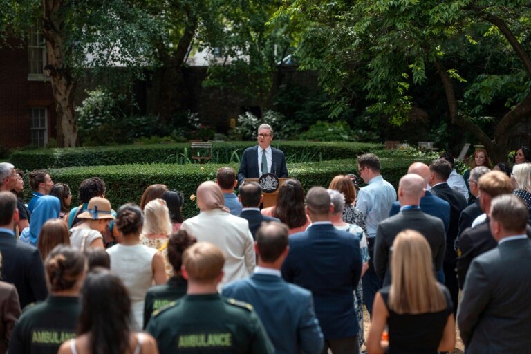 Le Premier ministre britannique Keir Starmer reçoit des employés du secteur public, au 10 Downing Street, à Londres, le 1er juillet 2025 © Carl Court