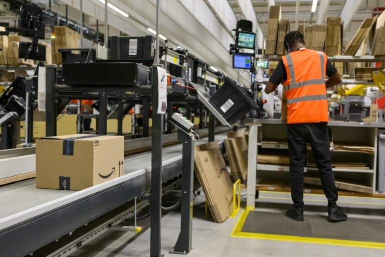 Un employé d'Amazon prépare une commande au centre de distribution d'Augny, près de Metz, le 29 août 2024 © JEAN-CHRISTOPHE VERHAEGEN