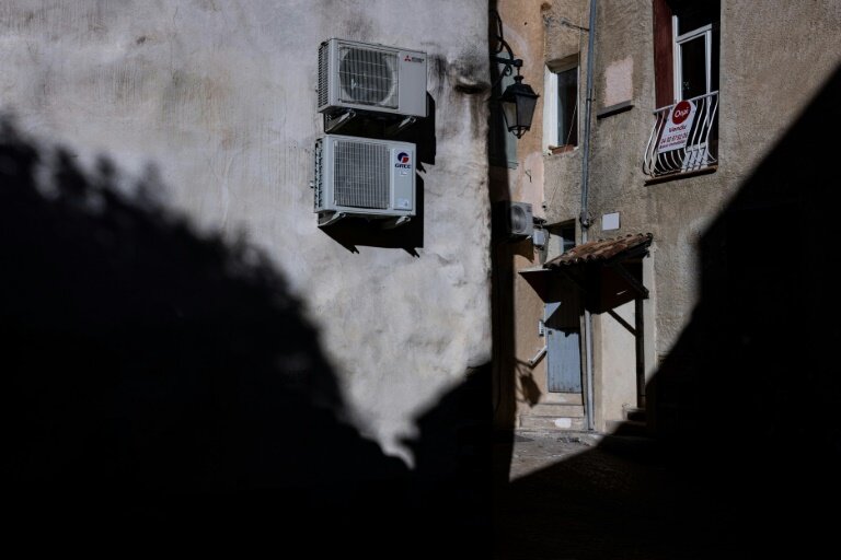 Des climatiseurs dans la ville de Manosque, dans les Alpes-de-Haute-Provence, le 29 septembre 2024 © JOEL SAGET
