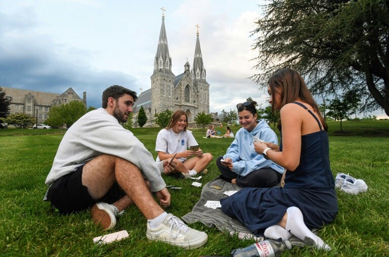 Des étudiants jouent aux cartes sur le campus de l'université Villanova, en Pennsylvanie, aux Etats-Unis, le 8 mai 2025 © Matthew Hatcher