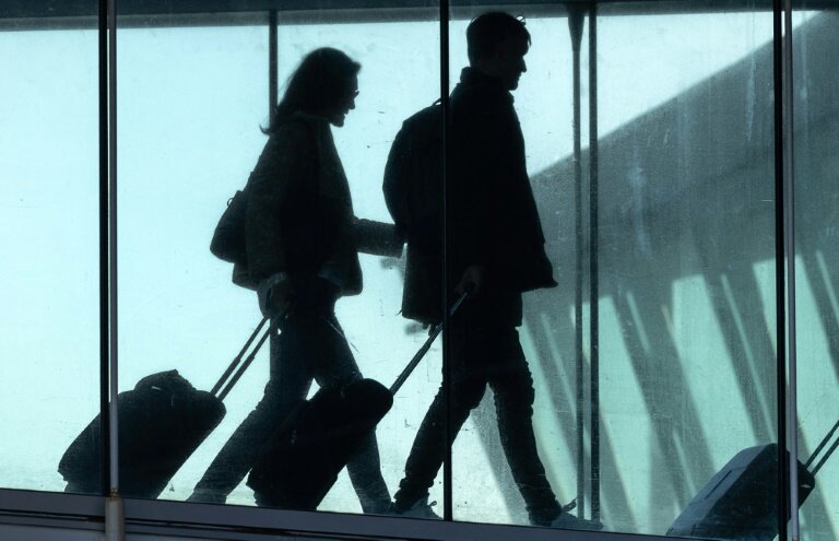 Des passagers à l'aéroport de Brest le 22 octobre 2024 © FRED TANNEAU