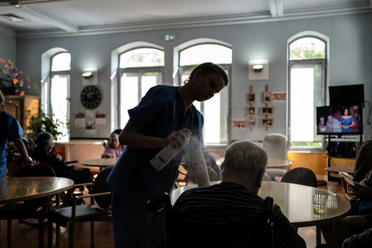 Une infirmière rafraîchit des personnes âgées dans une maison de retraite de Lyon le 1er juillet 2025 © JEFF PACHOUD