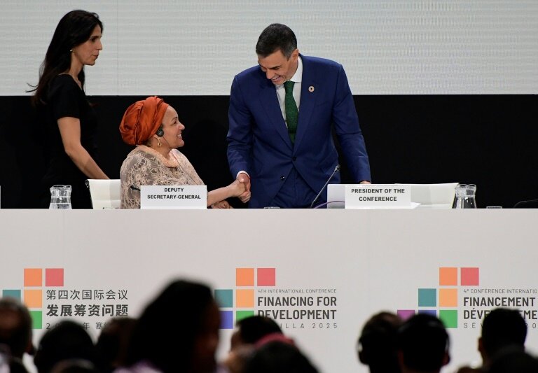 Le premier ministre espagnol Pedro Sanchez (D) avec la vice-secrétaire générale de l'ONU Amina Mohammed lors de la rencontre de quatre jours organisée dans le sud de l'Espagne. © CRISTINA QUICLER