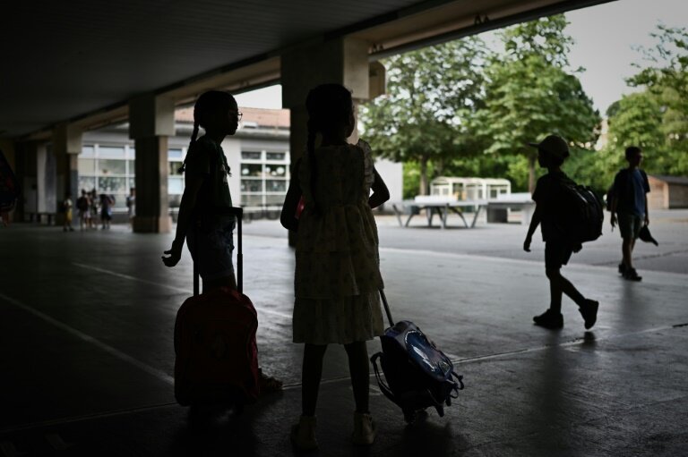 Les syndicats fustigent un manque de préparation de l'Education nationale face à la canicule et exigent "des mesures concrètes" pour adapter l'école au changement climatique © Philippe LOPEZ