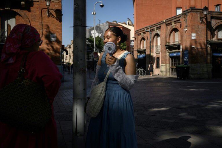 Une femme tient un ventilateur électrique pendant la vague de chaleur 0 Toulouse dans le sud de la France, le 1er juillet 2025 © Ed JONES