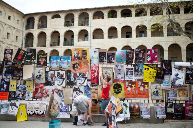 Les artistes du Festival Off d'Avignon accrochent des affiches pour promouvoir leurs pièces, à Avignon, le 5 juillet 2016 © BERTRAND LANGLOIS