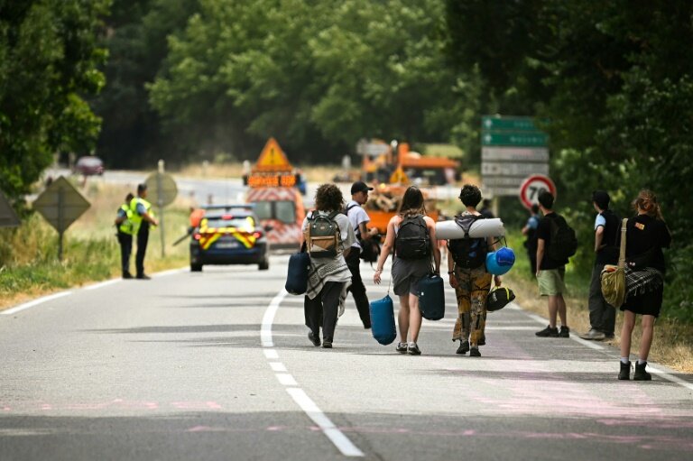 Des opposants au projet de l'autoroute A69 Toulouse-Castres quittent leur campement à Maurens-Scopont, dans le Tarn, le 6 juillet 2025 © Matthieu RONDEL