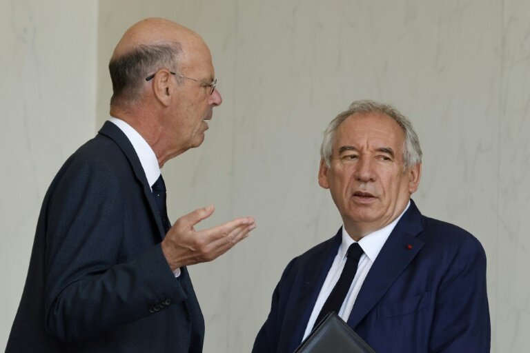 Le ministre de l'Économie Éric Lombard (à gauche) et le Premier ministre François Bayrou à l'Élysée à Paris, le 2 juillet 2025 © Ludovic MARIN