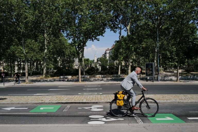 Un cycliste à Lyon le 2 juin 2023 © OLIVIER CHASSIGNOLE