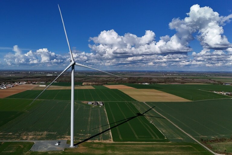 Une éolienne à Andilly-les-Marais, près de La Rochelle, le 10 mars 2025 © Christophe ARCHAMBAULT