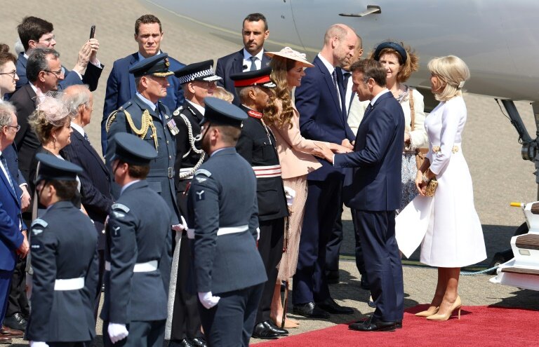 Le président français Emmanuel Macron et son épouse Brigitte Macron accueillis par le prince héritier William et son épouse Kate, sur le tarmac de la base militaire de Northolt, à l'ouest de Londres, le 8 juillet 2025 © Geoff PUGH