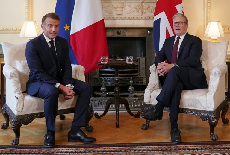 Le président français Emmanuel Macron (à gauche) et le Premier ministre britannique Keir Starmer au 10 Downing Street à Londres, le 9 juillet 2025 © Alberto Pezzali