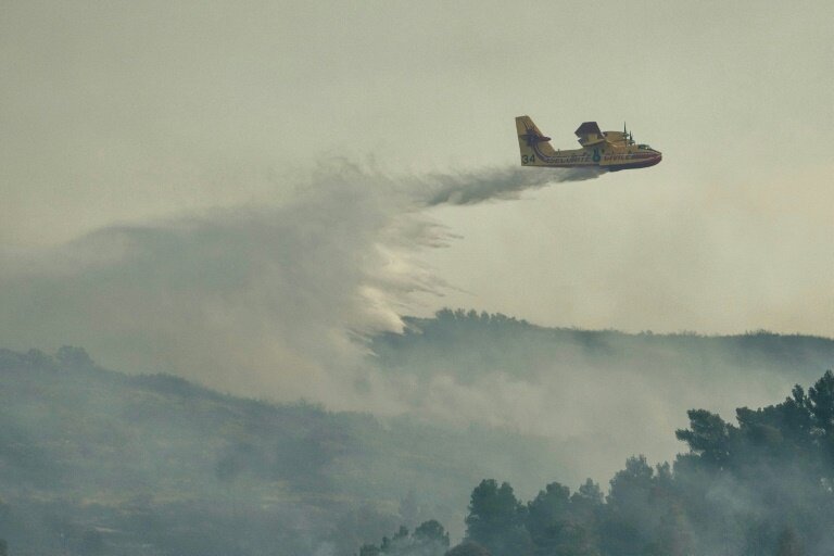 Un Canadair largue son chargement d'eau sur un incendie près de Fontcouverte, en Charente-Maritime, le 5 juillet 2025 © IDRISS BIGOU-GILLES