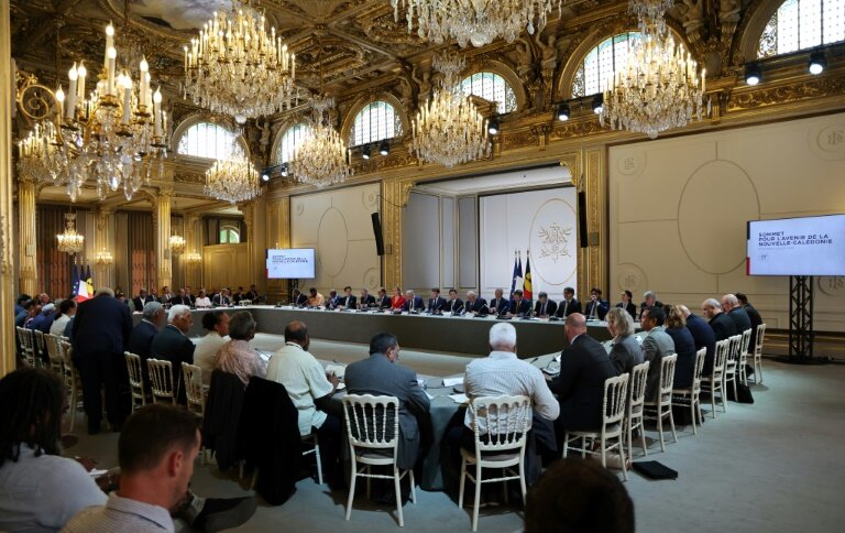 Le président de la France, Emmanuel Macron (C), des membres du gouvernement français et d'autres responsables assistent à une session d'un sommet sur la Nouvelle-Calédonie au Palais de l'Élysée à Paris le 2 juillet 2025 © Ludovic MARIN