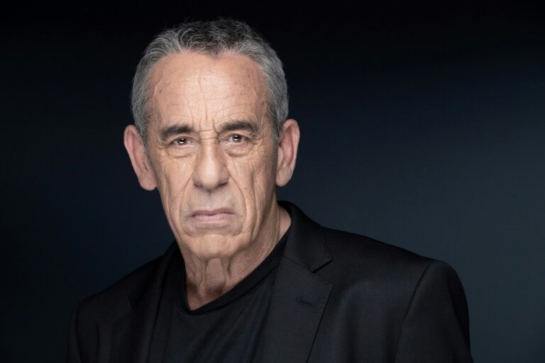 Thierry Ardisson pose lors d'une séance photo à Paris le 20 avril 2022 © JOEL SAGET