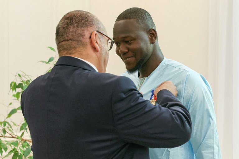 Fousseynou Cissé reçoit la médaille du courage par le Préfet de police de Paris  Laurent Nunez (g), le 13 juillet 2025 à la préfecture de police de Paris © ALAIN JOCARD