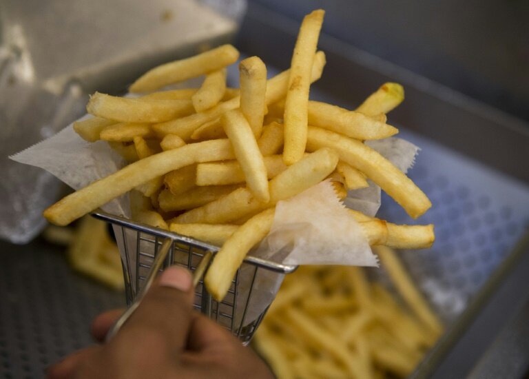 Les principales enseignes de restauration rapide en France, McDonald’s, Burger King, KFC et Quick, manquent de transparence sur les additifs utilisés dans leurs recettes et seules deux d'entre elles affichent un Nutri-Score © Saul LOEB