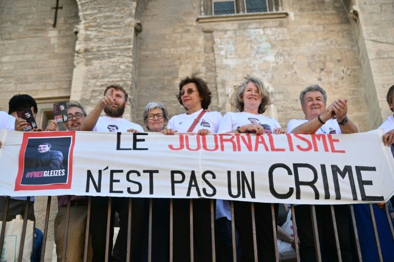 Les soutiens de Christophe Gleizes manifestent devan le Palais des papes à Avignon, le 16 juillet 2025 © Christophe SIMON