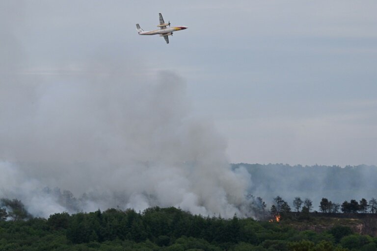 Un bombardier d'eau Dash 8-Q400 MR de la Sécurité civile largue de l'eau au-dessus de la forêt de Brocéliande après qu'un incendie s'est déclaré, le 17 juillet 2025 à Tréhorenteuc, dans le Morbihan © Damien MEYER