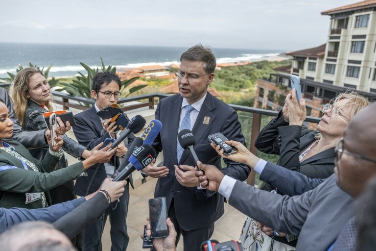 le Commissaire européen à l'Economie Valdis Dombrovskis s'adresse aux médias lors des réunions des ministres des Finances et des gouverneurs des banques centrales du G20, à Durban, le 18 juillet 2025 en Afrique du Sud © RAJESH JANTILAL