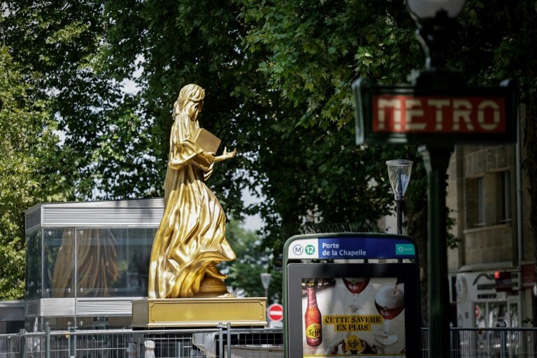 La statue dorée de l'avocate et militante féministe Gisèle Halimi est instalée Porte de la Chapelle à Paris le 18 juillet 2025 © STEPHANE DE SAKUTIN