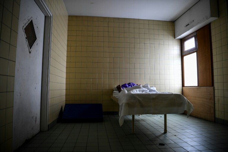 Un patient dans un lit d'un hôpital psychiatrique en France, le 12 février 2020 © Christophe ARCHAMBAULT