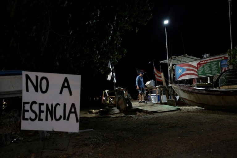 Une pancarte contre le projet immobilier Esencia à Cabo Rojo, le 15 juillet 2025 à Porto Rico © Ricardo ARDUENGO