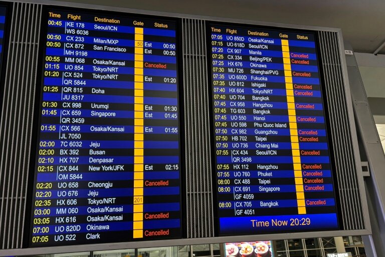Ecran montrant des vols annulés à l'aéroport de Hong Kong à cause d'une alerte au typhon, le 19 juillet 2025 © Dene-Hern CHEN
