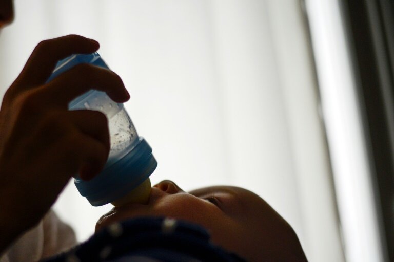 "100% des laits animaux (frais ou en poudre, issus de vaches, d'ânesses ou de chèvres)", issus de l'agriculture biologique ou conventionnelle, et 83% des laits infantiles (du 1er au 3e âge, bio ou pas) analysés contiennent du dioxyde de titane © Fred DUFOUR