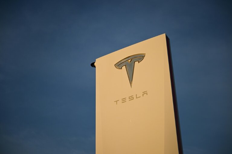 Le logo de Tesla sur un panneau à Hawthorne, en Californie, le 9 août 2022 © Patrick T. FALLON