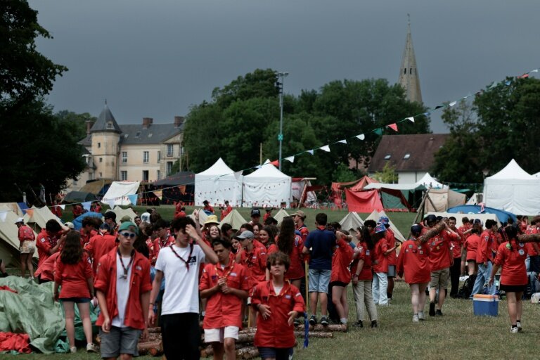 Des scouts prennent part au rassemblement "Clameurs" à Jambville, le 24 juillet 2025 © ALAIN JOCARD