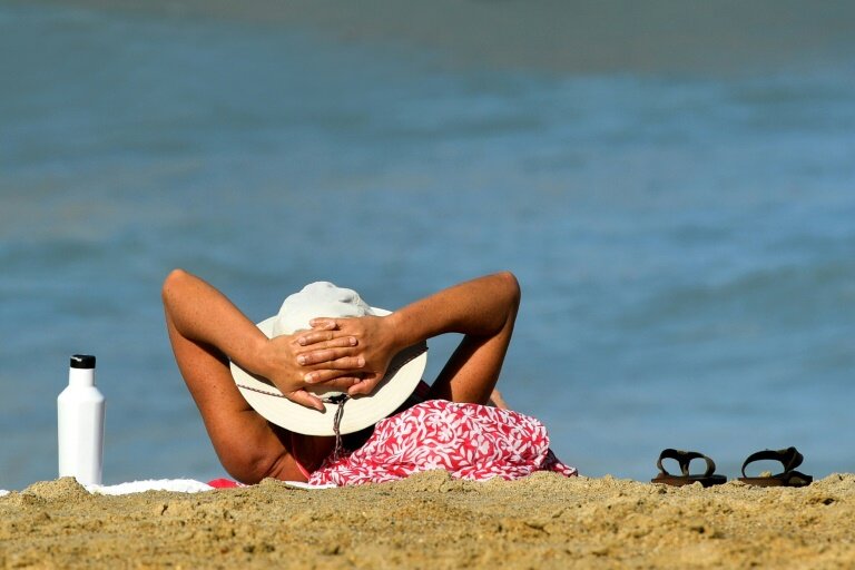 Une femme à la plage à Biarritz le 18 octobre 2022 © GAIZKA IROZ