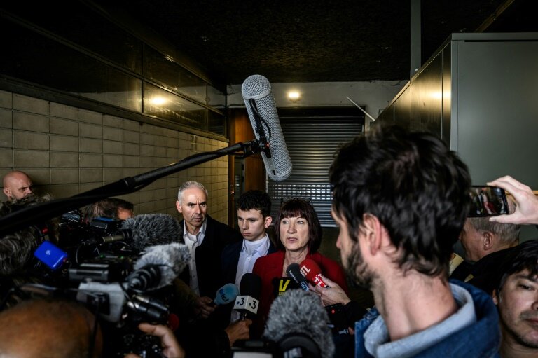 Sabine Grateloup (2e D), mère de Théo Grateloup (C) à la sortie du tribunal de Vienne, le jour du procès du groupe allemand Bayer, Theo Grataloup à la sortie du tribunal de Vienne, le jour du procès du groupe allemand Bayer, le 3 avril 2025 © JEFF PACHOUD