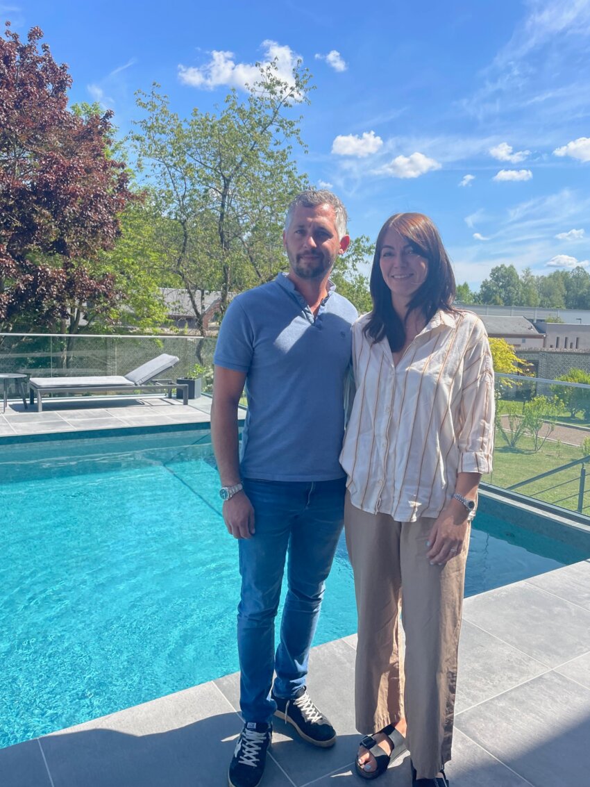 Laura et Pierre Eloy font l’acquisition en 2022 de la demeure qui deviendra Aura Castle en 2024. 