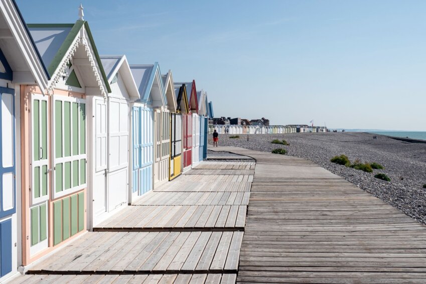 Les 529 cabines de plage de Cayeux-sur-Mer le long des 2,6 km de chemin de planches. © Cyrille Struy