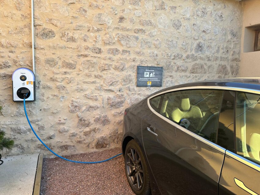 Après avoir développé une offre dédiée aux particuliers, la start-up Recharge + facilite l’optimisation des bornes de recharge pour véhicules électriques des professionnels. © Recharge +