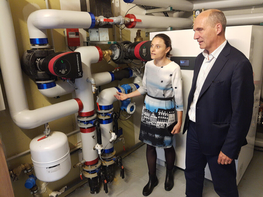 Alice Chougnet, présidente de Geosophy, et Christophe Guillaume, gérant de Noria, devant les tuyaux pompant l'énergie thermique du sous-sol. © Aletheia Press / A.Stoerkler